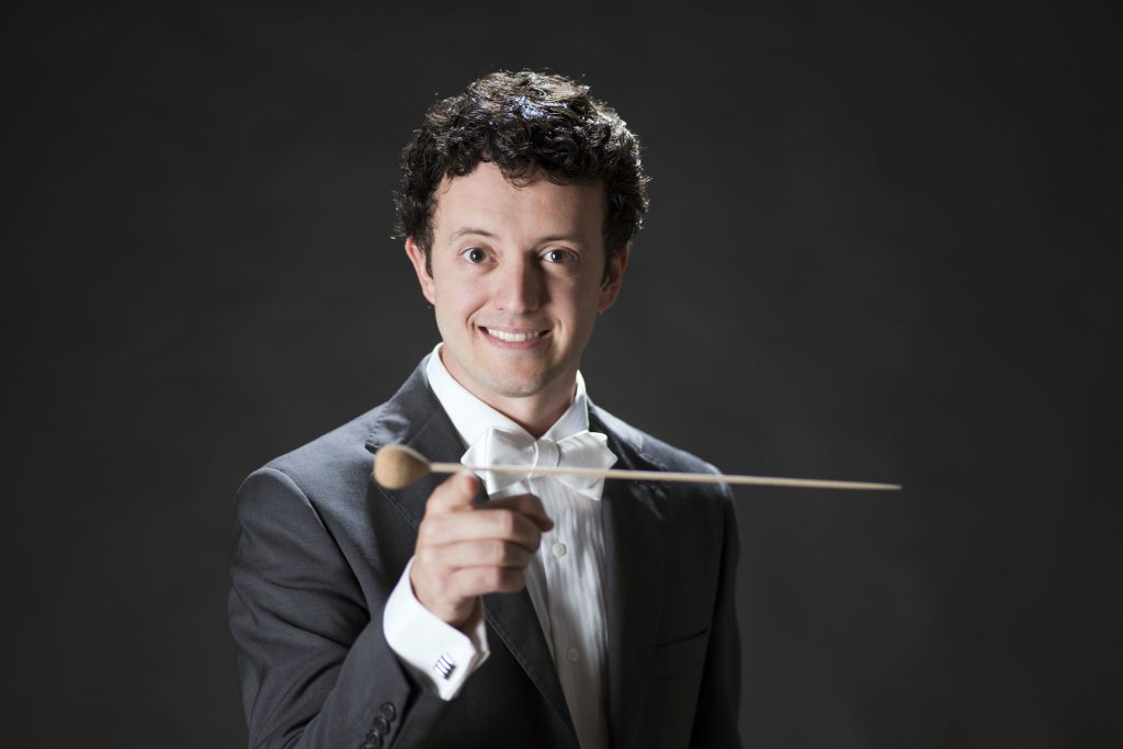 Thiago Tiberio balancing baton